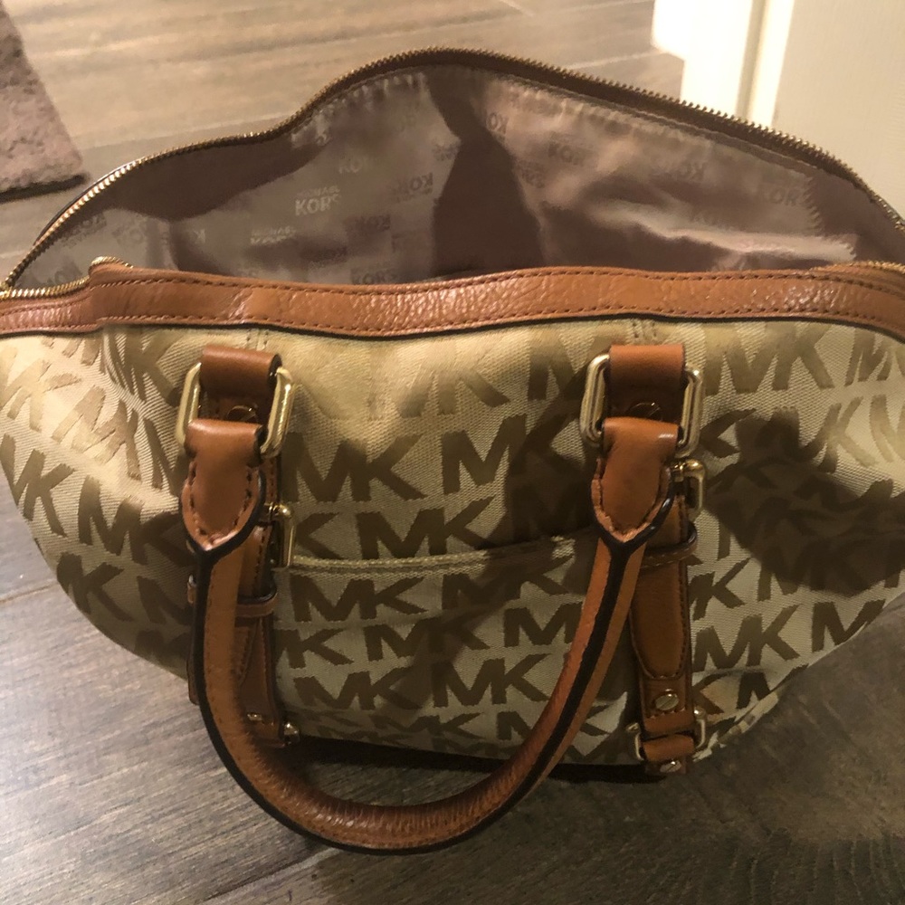 Authentic Michael Kors monogrammed purse - Picture 2 of 6